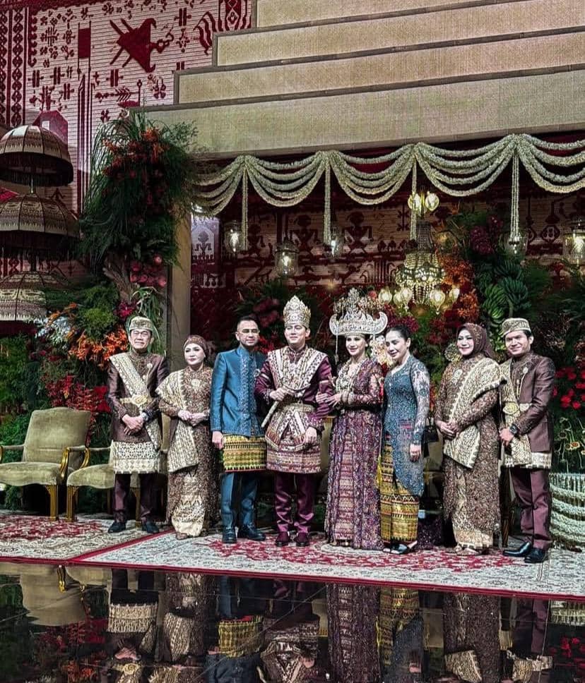 Potret sejumlah artis berpose bersama saat menghadiri acara pernikahan Rizky Irmansyah dan Chika Yelanovy.