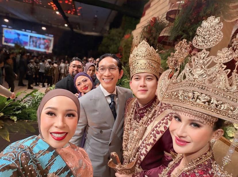 Potret sejumlah artis berpose bersama di pernikahan Rizky Irmansyah dan Chika Yelanovy dengan busana formal.