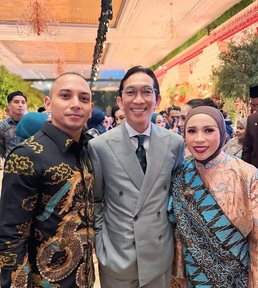 Sejumlah artis berpose bersama dalam suasana pernikahan Rizky Irmansyah dan Chika Yelanovy.