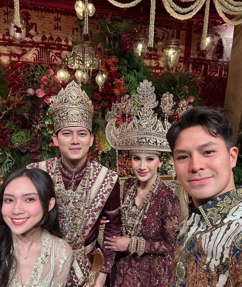 Potret seorang artis saat menghadiri pernikahan Rizky Irmansyah dan Chika Yelanovy dalam unggahan Instagram.