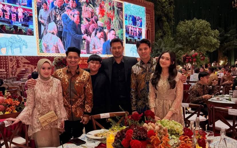 Seorang artis berpose untuk potret saat menghadiri pernikahan Rizky Irmansyah dan Chika Yelanovy yang berlangsung.
