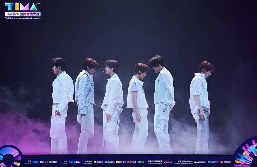 Potret grup K-pop NCT WISH dalam unggahan Instagram tme.live, memperlihatkan para anggota berpose bersama.