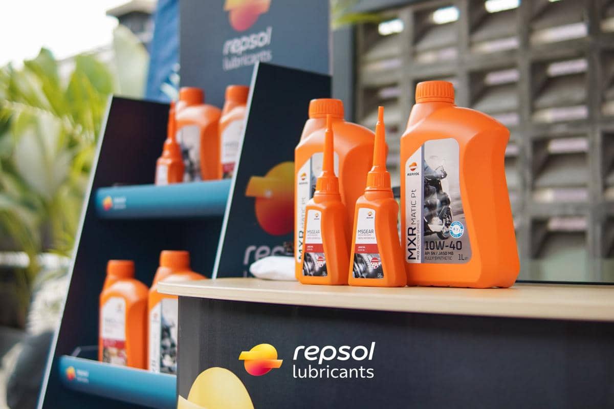 Deretan produk oli mesin Repsol untuk sepeda motor matic dalam kemasan botol dengan variasi warna dan spesifikasi.