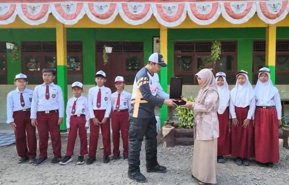 Kegiatan pembagian bendera Merah Putih kepada 17 sekolah dasar untuk dikibarkan dalam upacara kemerdekaan.