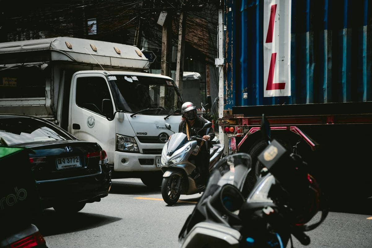 Cara Melewati Macet di Antara Kendaraan Besar, Ada Tekniknya!