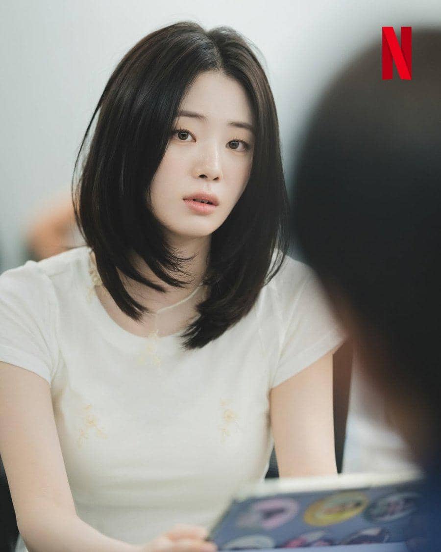 Sejumlah pemain duduk mengikuti pembacaan naskah serial No Crushing Allowed dalam suasana persiapan produksi.