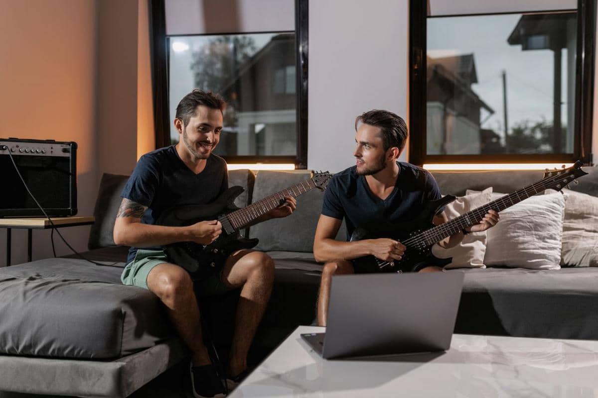 ilustrasi bermain gitar