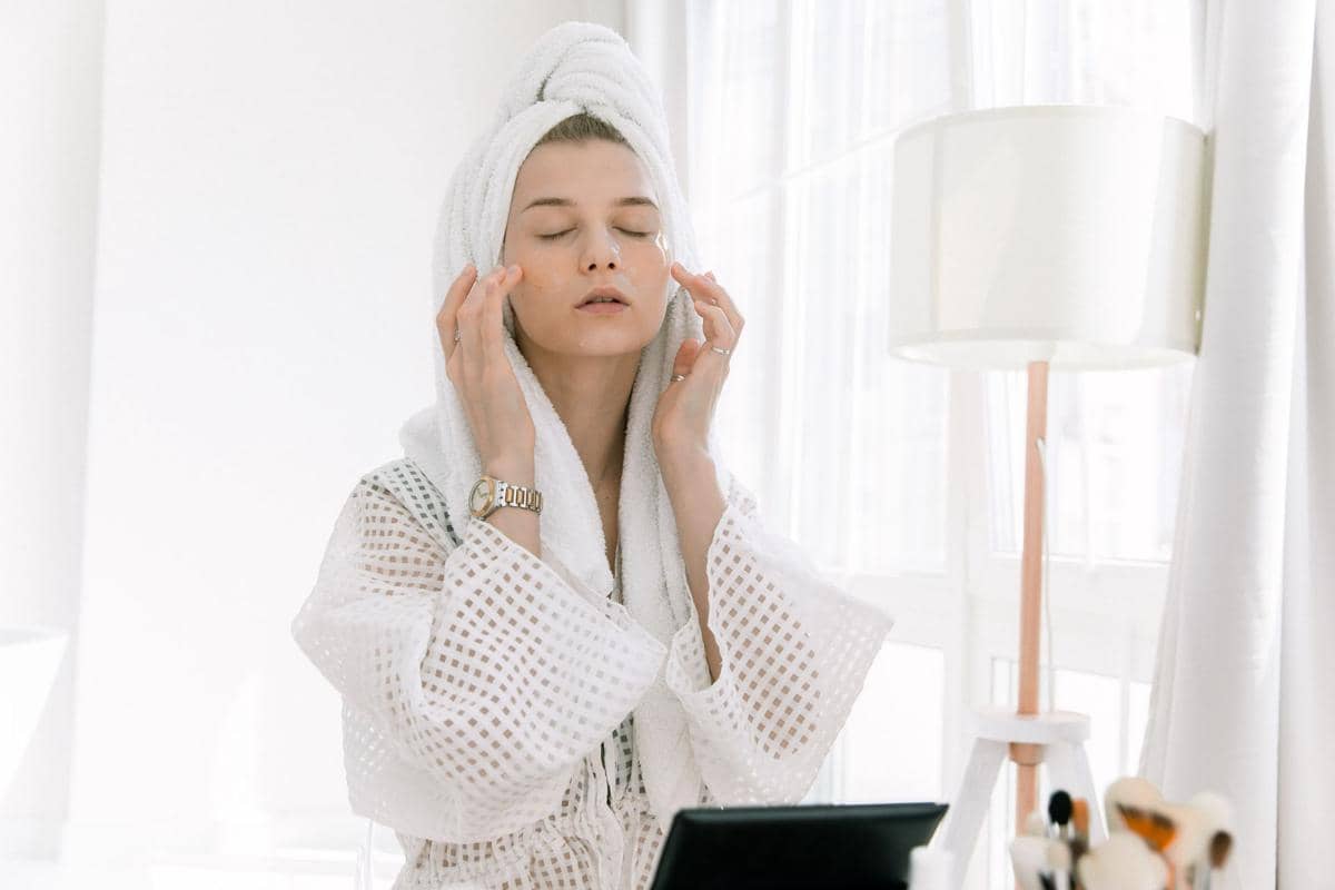 memakai skincare secara rutin
