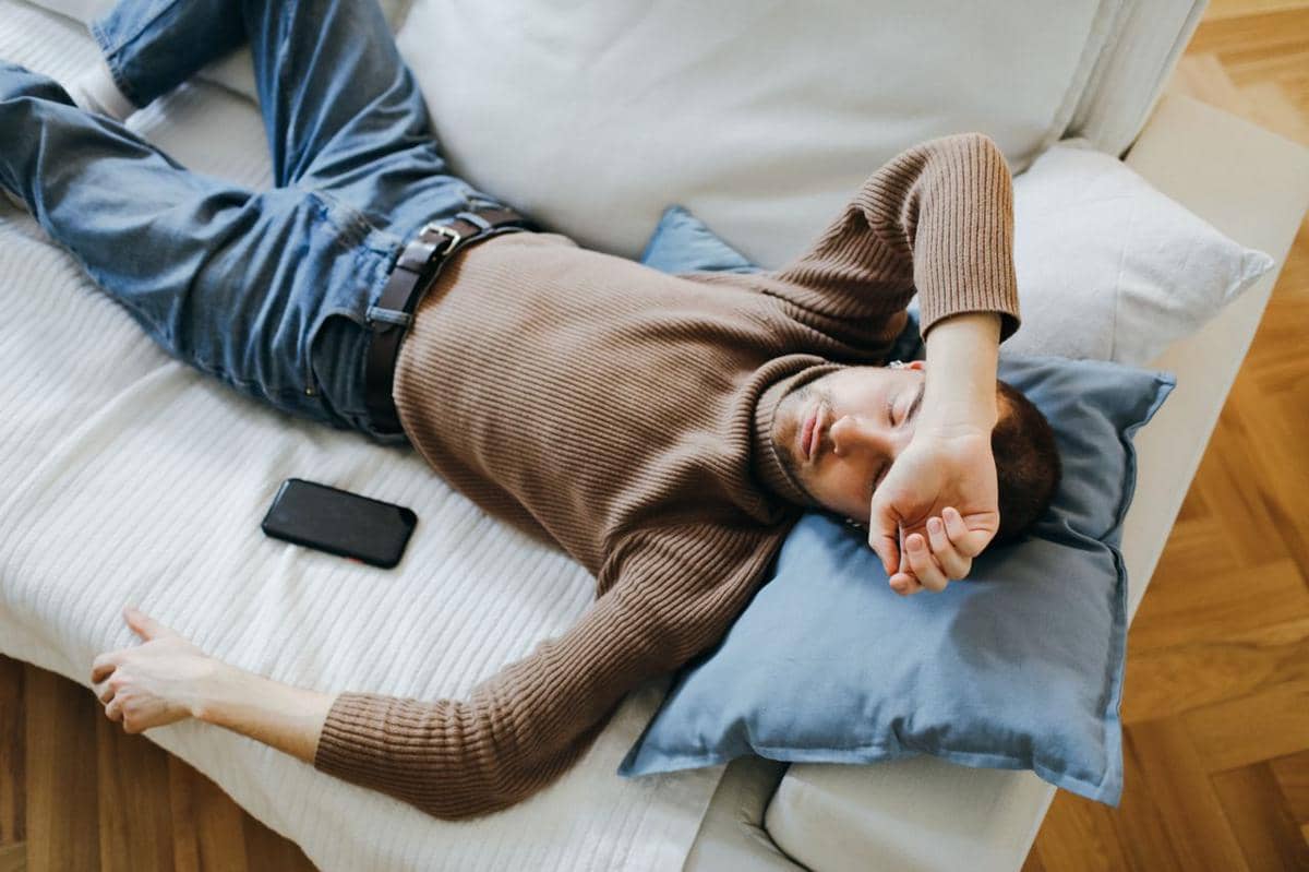 ilustrasi pria tidur