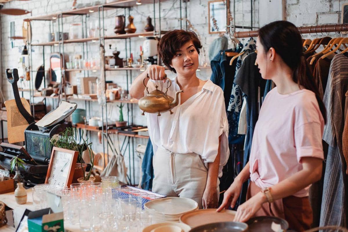 Ilustrasi antiquing vs. thrifting