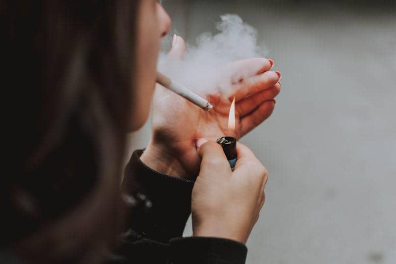 Potret seseorang sedang merokok