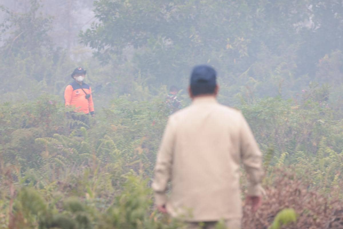 Presiden Prabowo Subianto meninjau langsung lokasi kebakaran hutan dan lahan (karhutla) di Desa Limbung, Kubu Raya, Kalimantan Barat, Sabtu