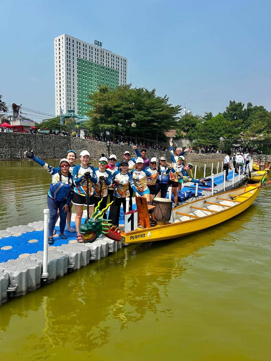 Nadia Mulya ikut lomba dayung perahu naga