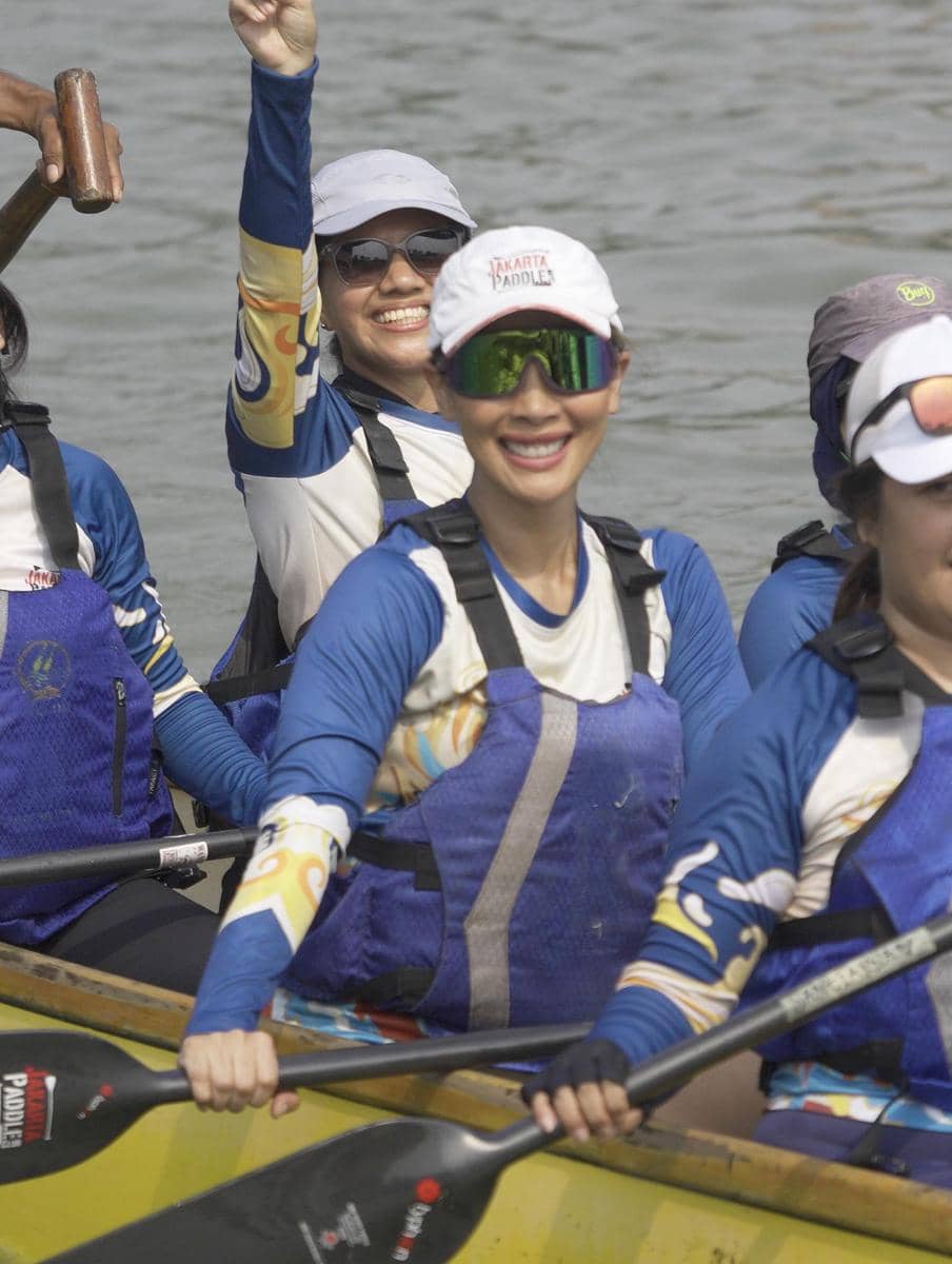 Nadia Mulya ikut lomba dayung perahu naga