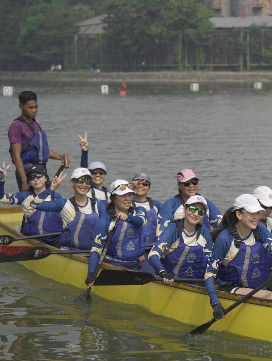 Nadia Mulya ikut lomba dayung perahu naga