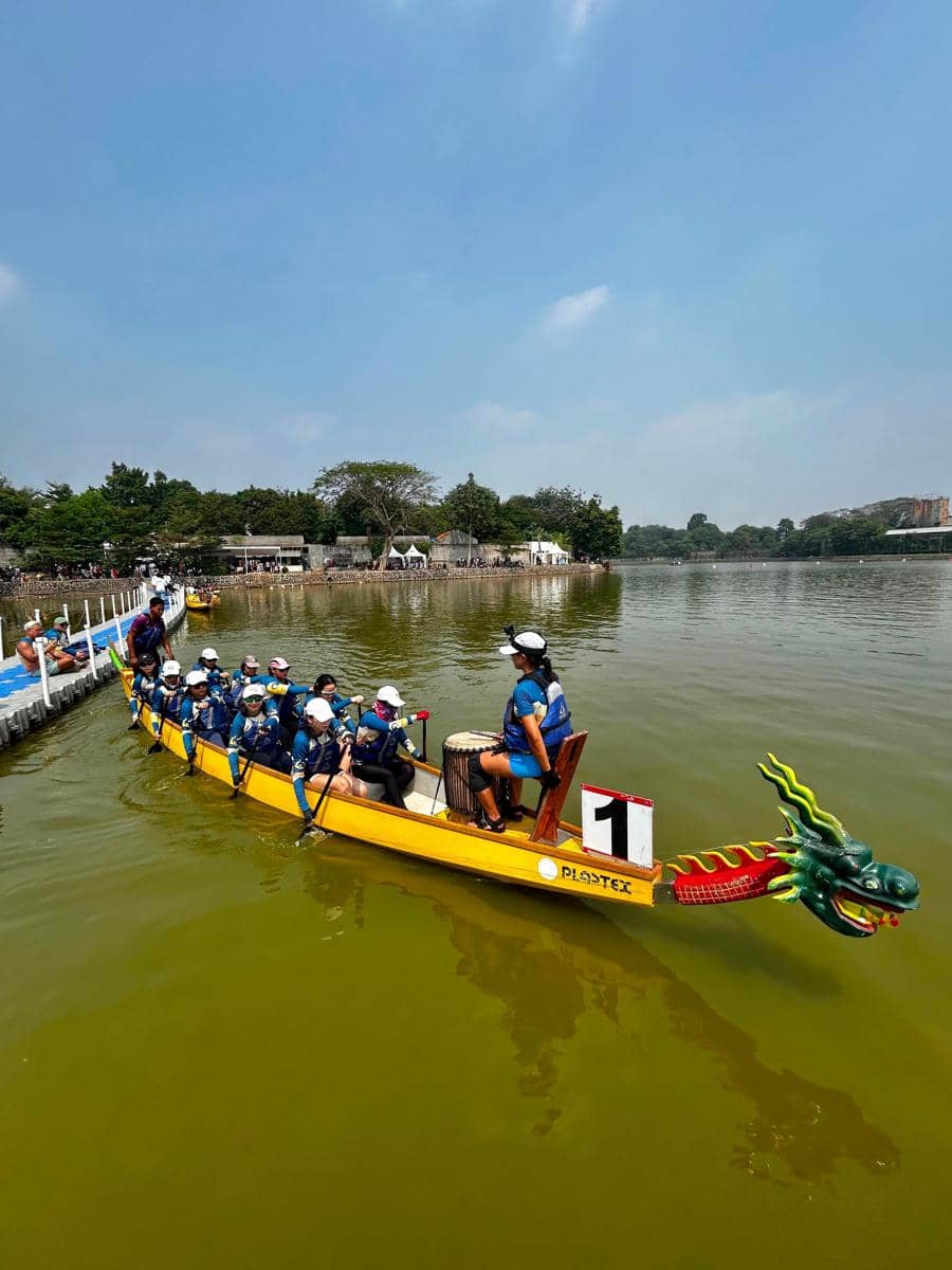 Nadia Mulya ikut lomba dayung perahu naga