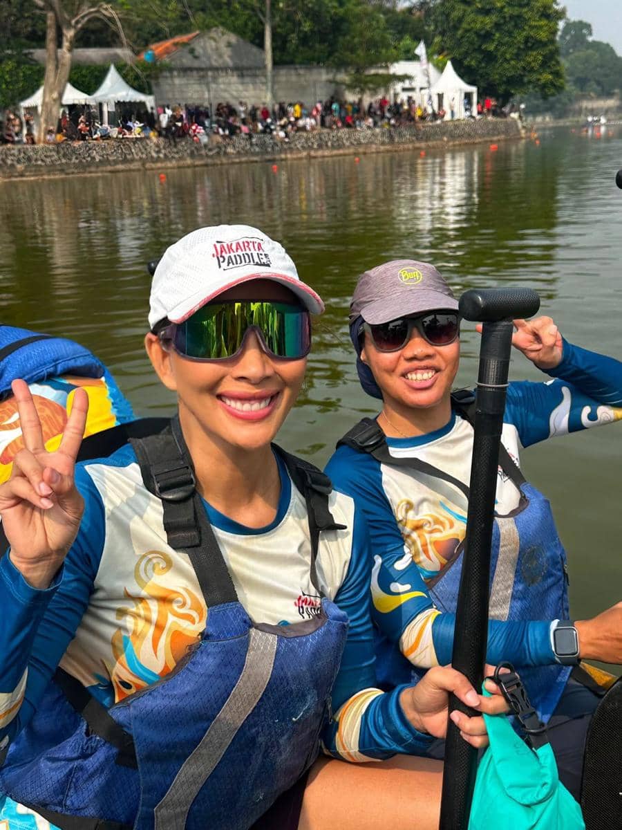 Nadia Mulya ikut lomba dayung perahu naga