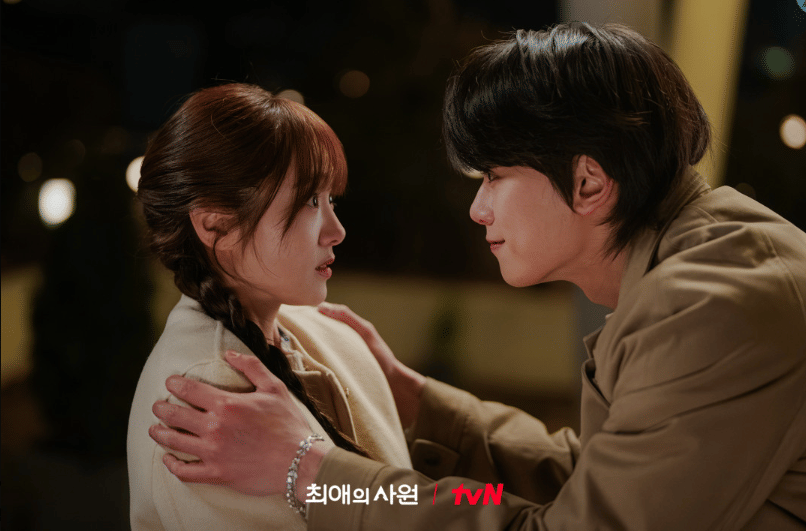 Cuplikan adegan drama Korea My Bias, My Boss yang menampilkan para pemeran dalam produksi serial tvN.