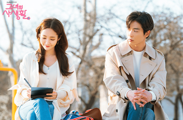 Cuplikan adegan dari drama Korea Her Private Life produksi tvN, memperlihatkan suasana cerita dalam serial tersebut.