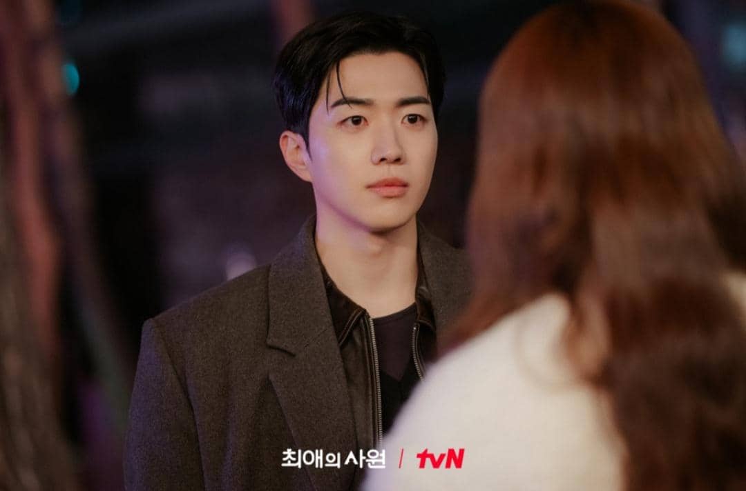 Cuplikan drama Korea My Bias, My Boss produksi tvN menampilkan salah satu adegan dalam serial tersebut.