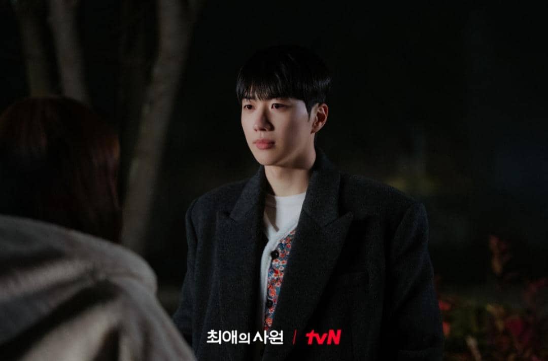 Cuplikan adegan drama Korea My Bias, My Boss dari tvN, dengan suasana serial yang menjadi materi promosi program tersebut.