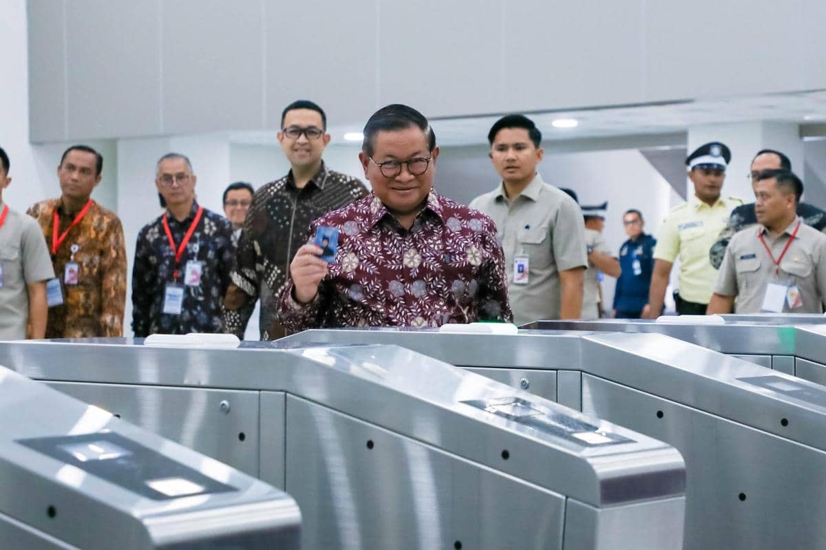 Gubernur DKI Jakarta, Pramono Anung tinjau kesiapan LRT Jakarta rute Velodrome–Manggarai, Senin (24/8). (Dok. Pemprov DKI)