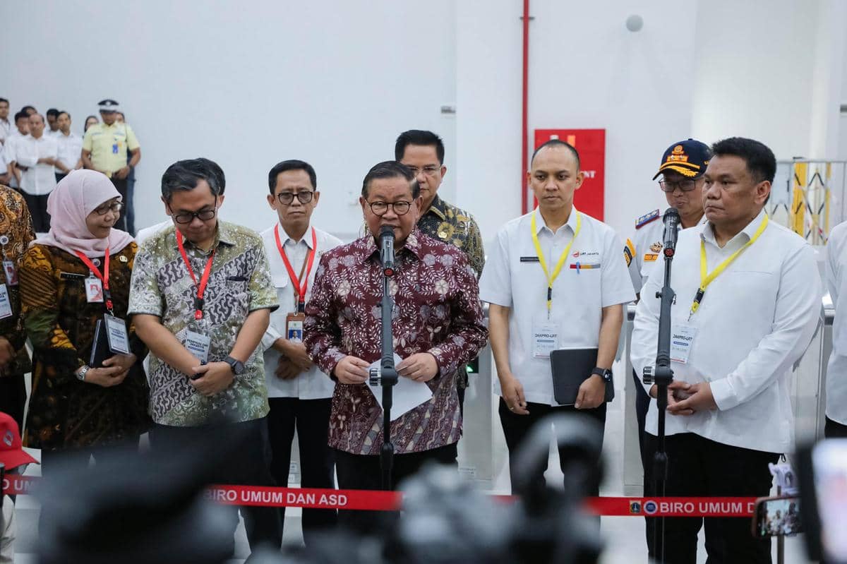 Gubernur DKI Jakarta, Pramono Anung tinjau kesiapan LRT Jakarta rute Velodrome–Manggarai, Senin (24/8).