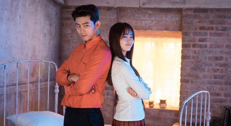 Taecyeon dan Kim So-hyun, pemeran drama Korea Bring It On, Ghost, tampil dalam potret promosi produksi tvN.