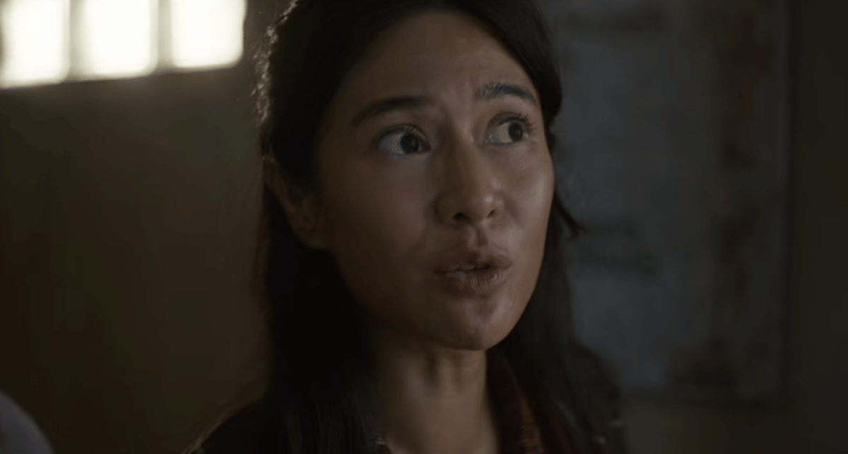 Dian Sastrowardoyo sebagai Kinan dalam cuplikan adegan film Laut Bercerita dari dokumentasi Pal8 Pictures.