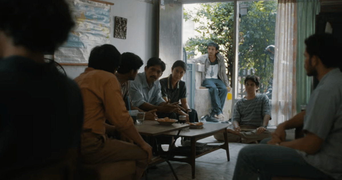 Dian Sastrowardoyo sebagai Kinan dalam salah satu adegan film Laut Bercerita produksi Pal8 Pictures.