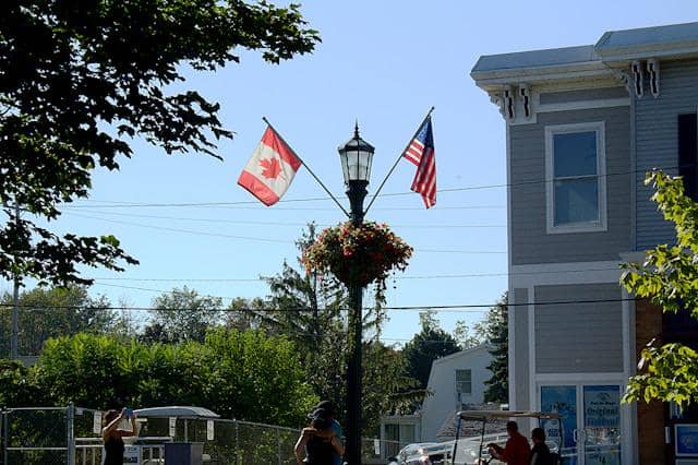 bendera Kanada dan Amerika Serikat