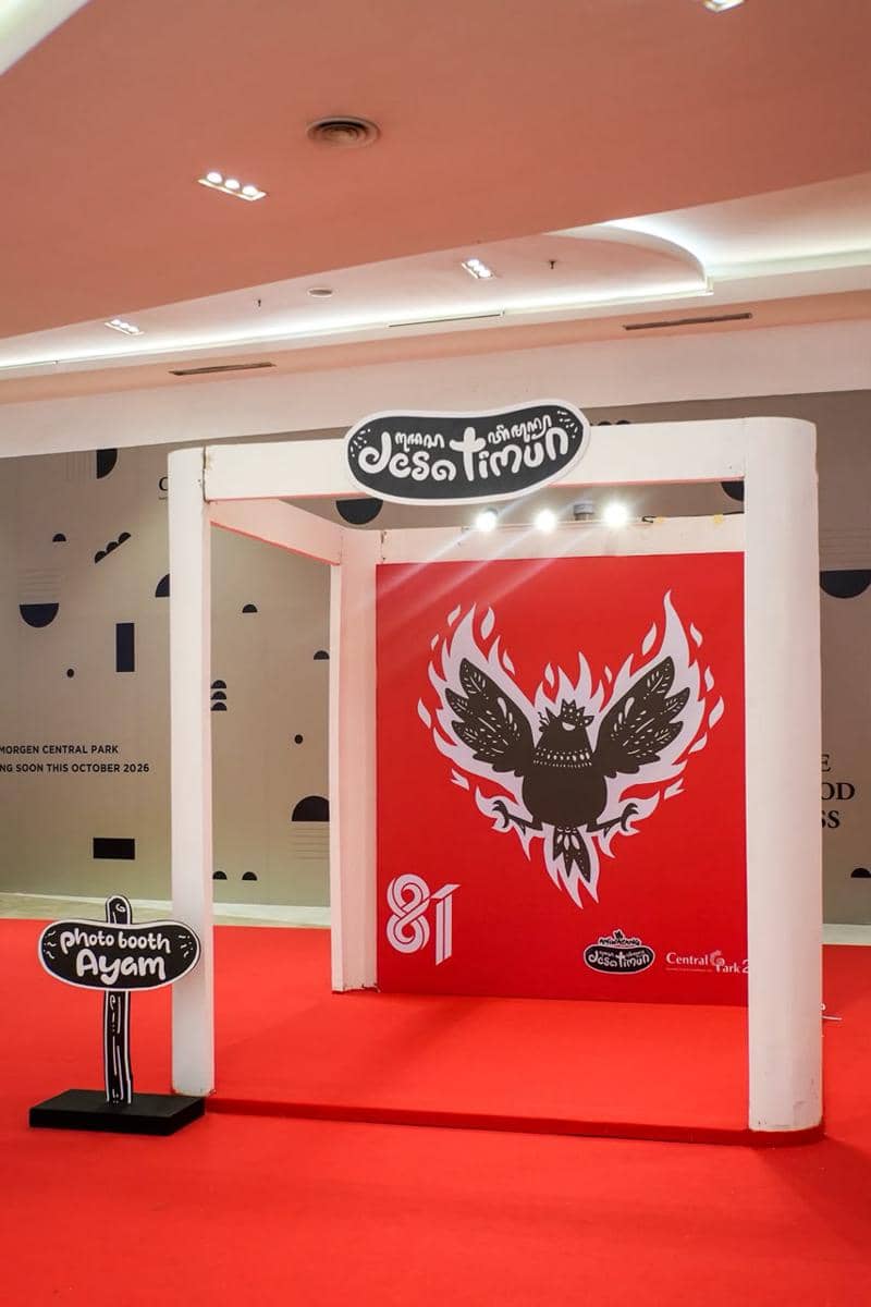 Booth Aniywayang Desa Timun di Central Park 2, Jakarta, dengan dekorasi karakter dan area pameran bernuansa cerah.