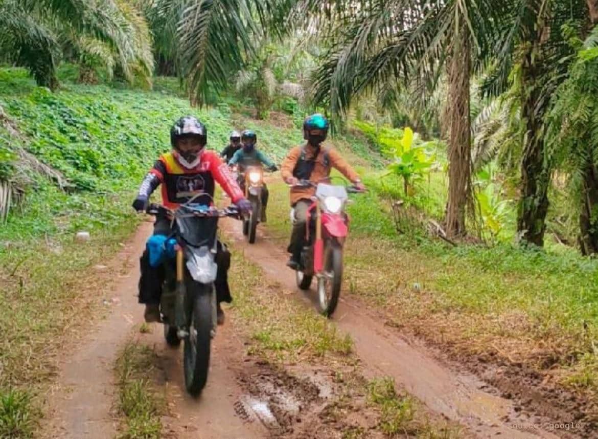 Medan Sulit, Warga Belungkut Labura Andalkan Motor yang Tangguh