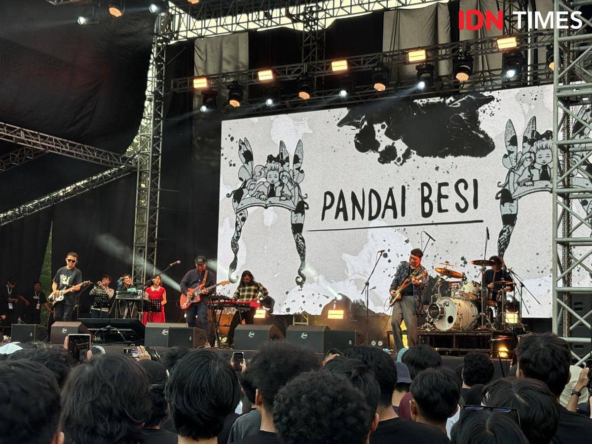 Penampilan Pandai Besi di Cherrypop 2026, Minggu (23/8/2026). (IDN Times/Herlambang Jati Kusumo)