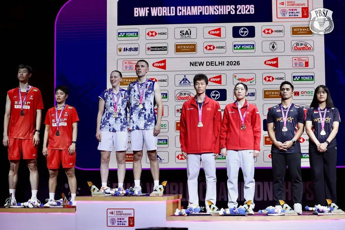 Amri Syahnawi/Nita Violina Marwah di podium ganda campuran Kejuaraan Dunia Bulu Tangkis 2026 (Instagram.com/badminton.ina)