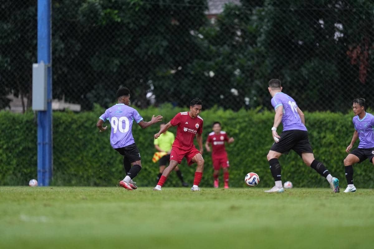 Para pemain Persija Jakarta menjalani pertandingan uji coba melawan Chiangrai United di lapangan di Thailand.