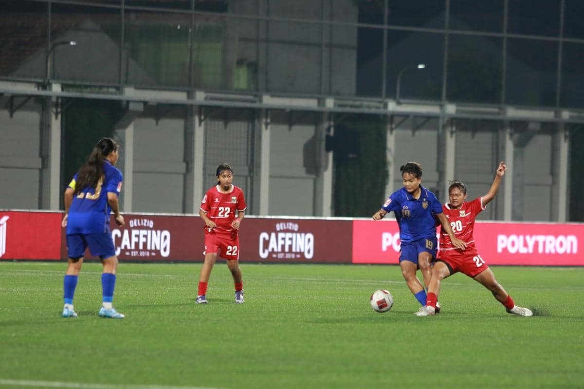 Skuad Garuda Pertiwi menghadapi Thailand pada laga final Srikandi Merdeka Cup 2026 di lapangan sepak bola.