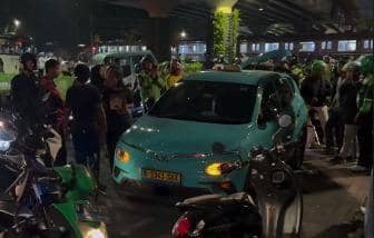 Taksi Listrik Tertemper KRL di Stasiun Karet Jakarta