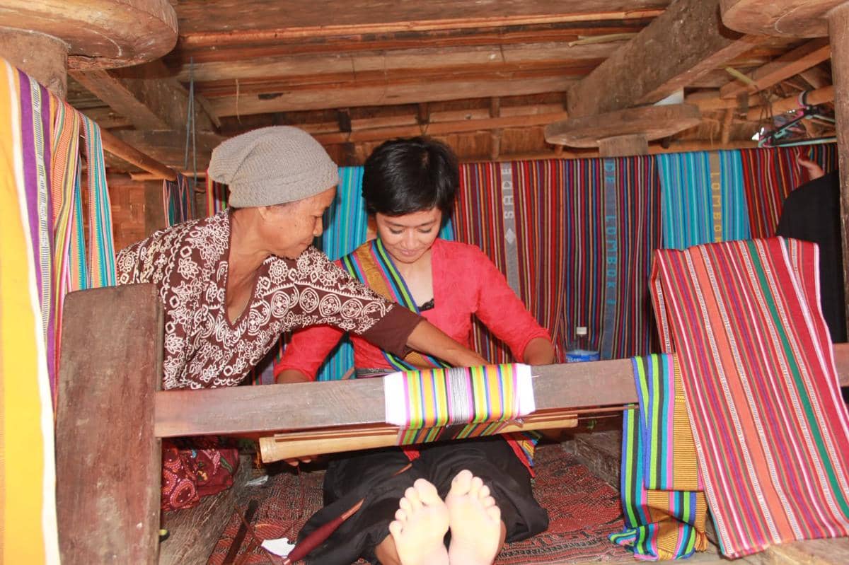 Ragam Motif Kain Tenun Khas Desa Adat Sade, Variatif dan Sarat Makna!
