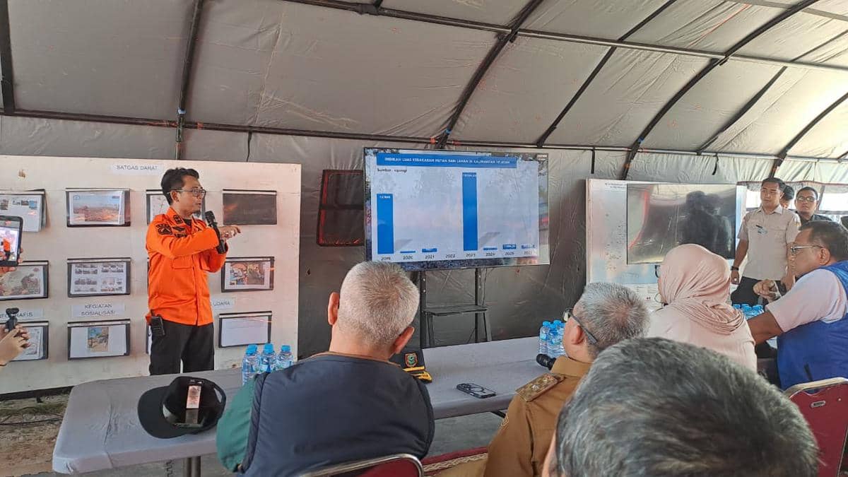 Menteri Lingkungan Hidup (KLH/BPLH), Moh Jumhur Hidayat usai meninjau lokasi kebakaran hutan dan lahan (karhutla) di Banjarbaru, Kalimantan 