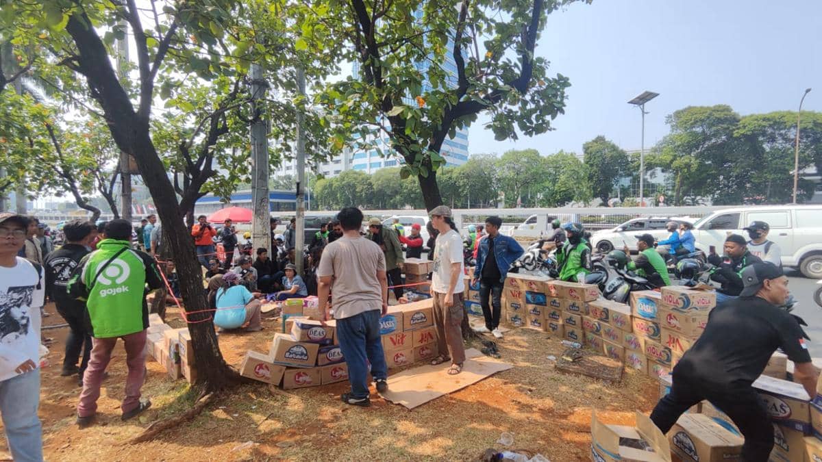 Aliansi Masyarakat Pati Bersatu (AMPB) menggelar aksi damai di depan Gedung DPR RI, Senayan, Jakarta Pusat, Senin (24/8/2026).