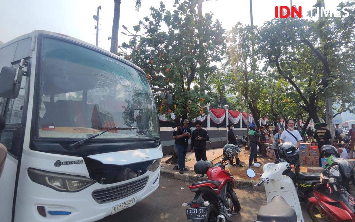 Bus Milik Warga Pati Dilempari Batu Saat Berangkat Menuju Gedung DPR