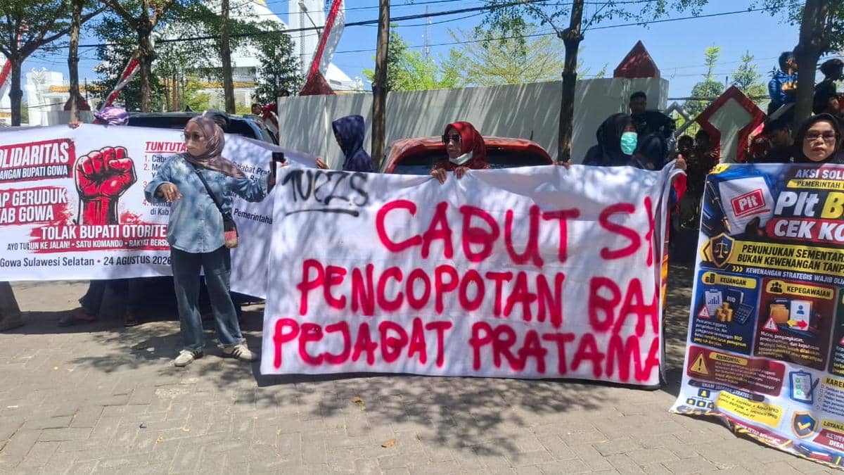 Ratusan orang menggeruduk Kantor Bupati Gowa, Senin (24/8/2026). IDN Times/Darsil Yahya