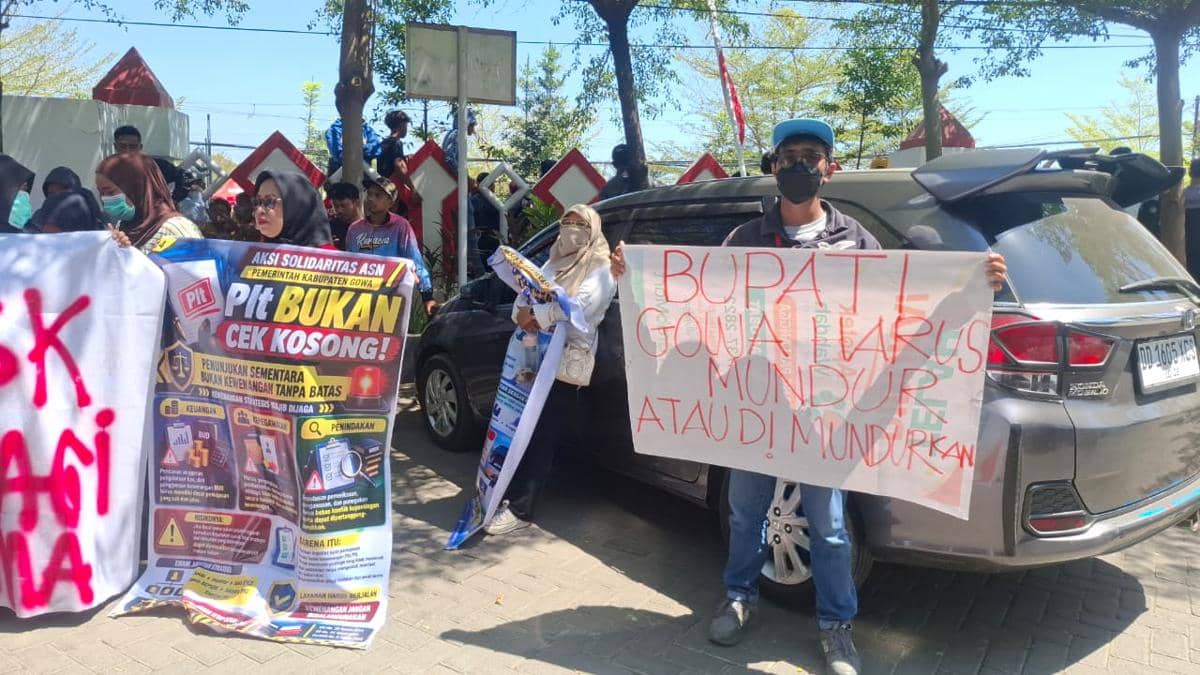 Ratusan Orang Geruduk Kantor Bupati Gowa, Desak Talenrang Mundur