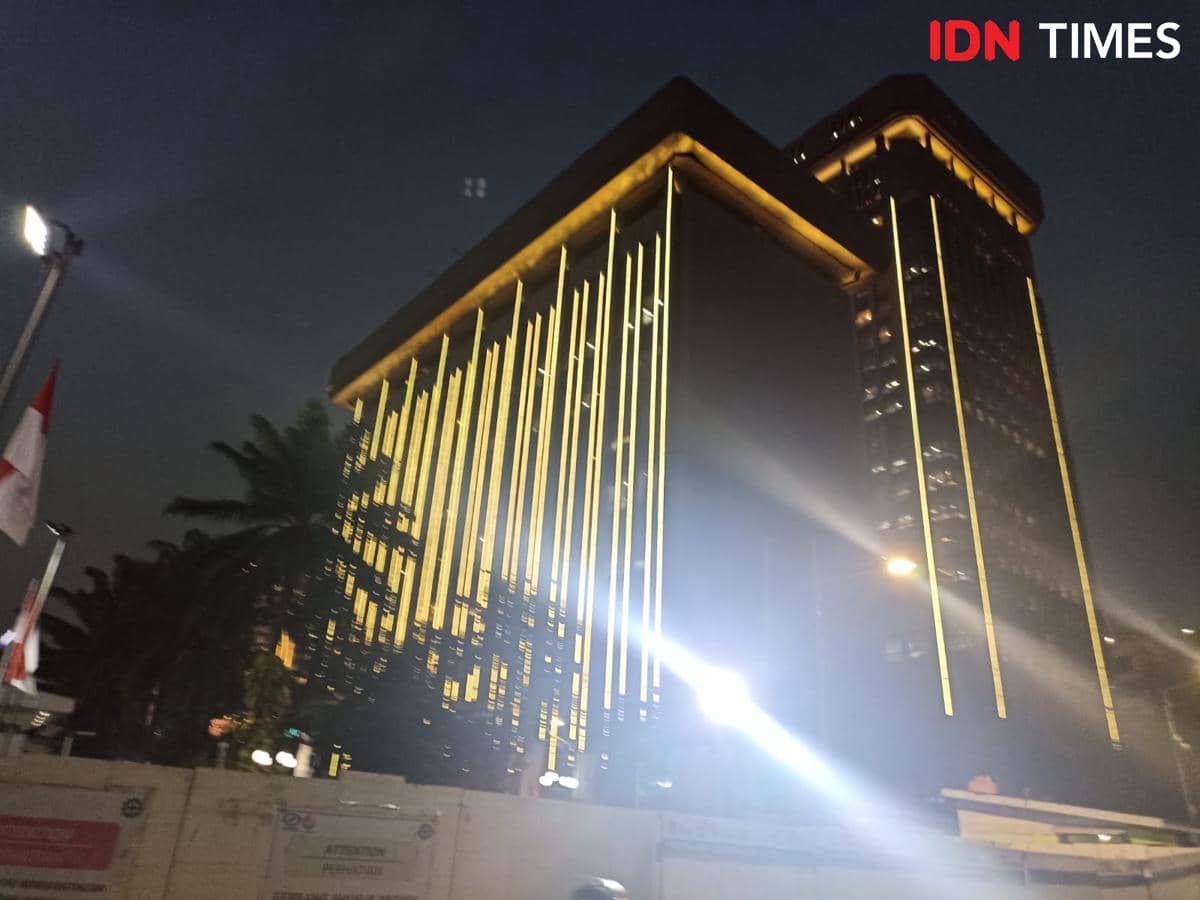 Logo Mandiri di Gedung Bank Mandiri Raib Usai Blokir Rekening Donasi