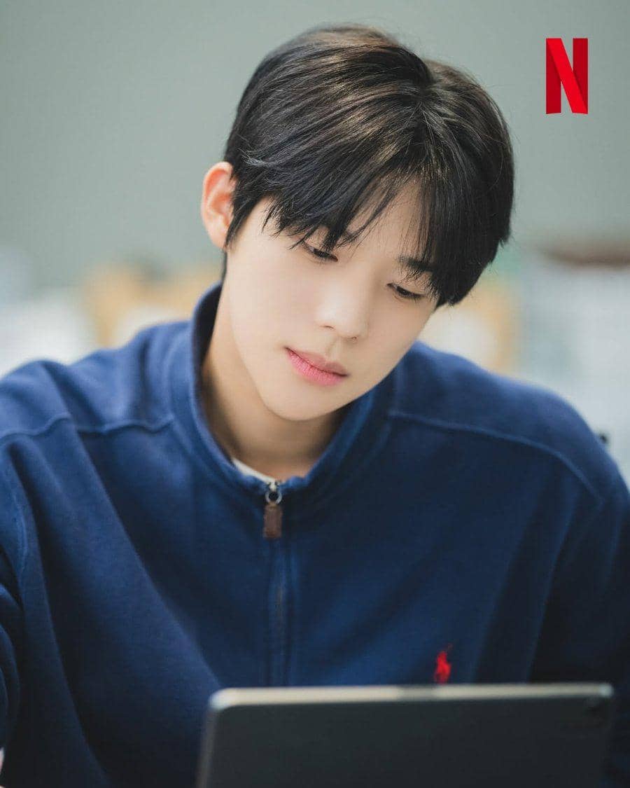Para peserta mengikuti pembacaan naskah No Crushing Allowed bersama tim produksi dalam dokumentasi Netflix.