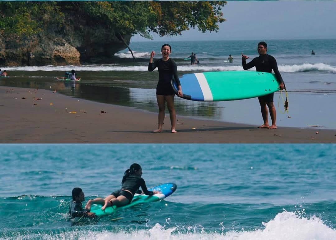 potret Sintya Marisca surfing di Pantai Batu Karas, Pangandaran