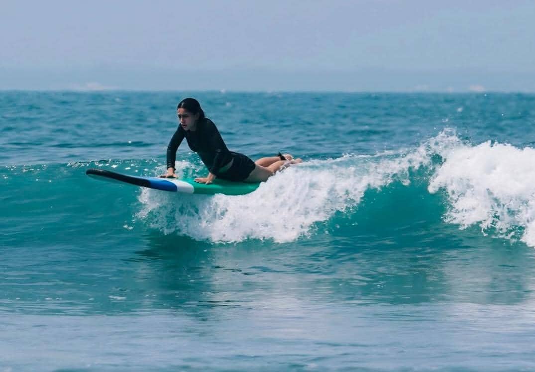 potret Sintya Marisca surfing di Pantai Batu Karas, Pangandaran