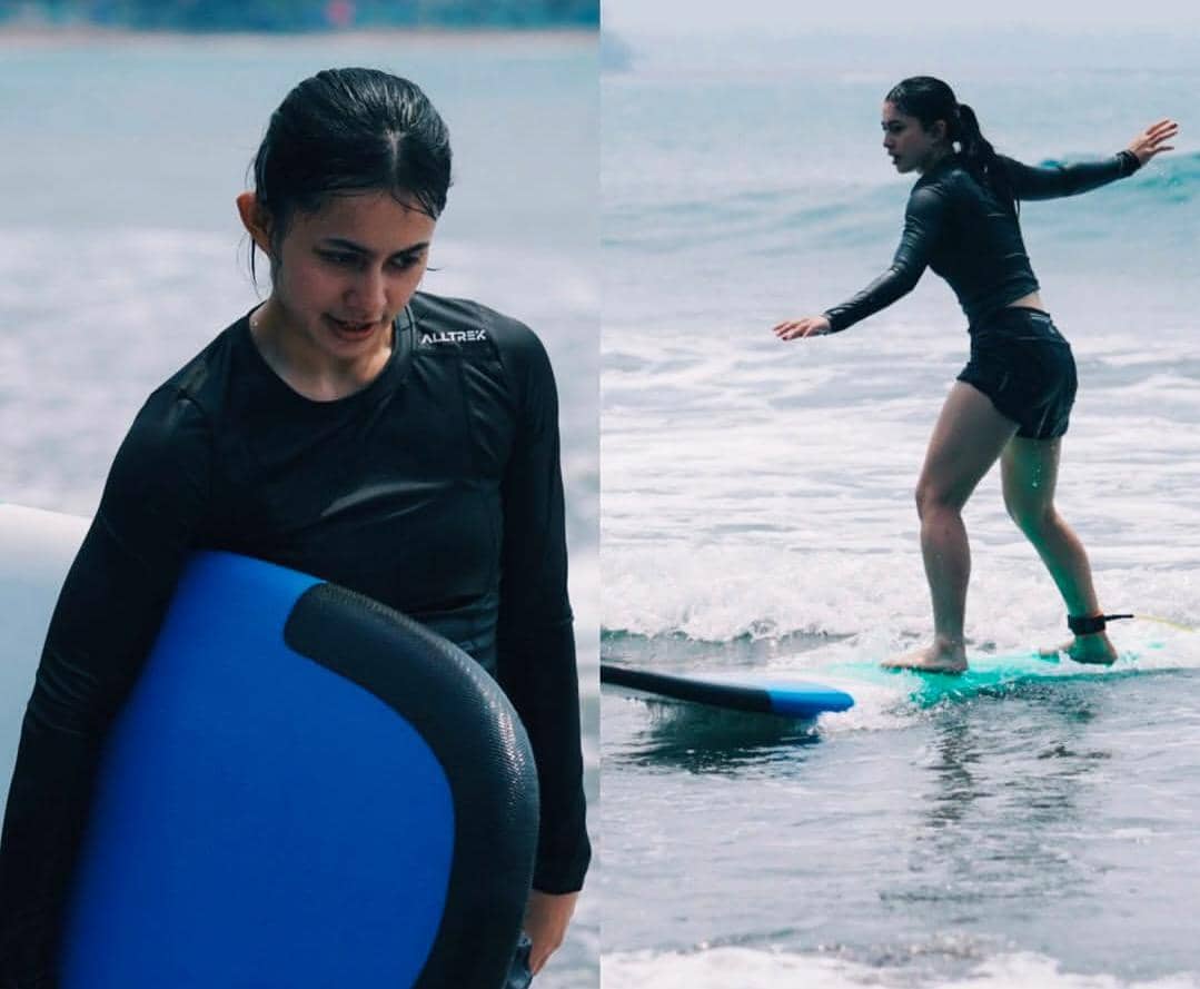 potret Sintya Marisca surfing di Pantai Batu Karas, Pangandaran