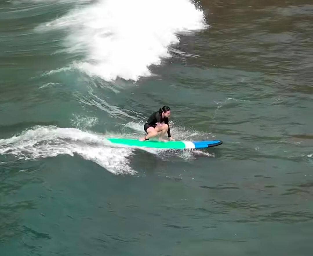 potret Sintya Marisca surfing di Pantai Batu Karas, Pangandaran